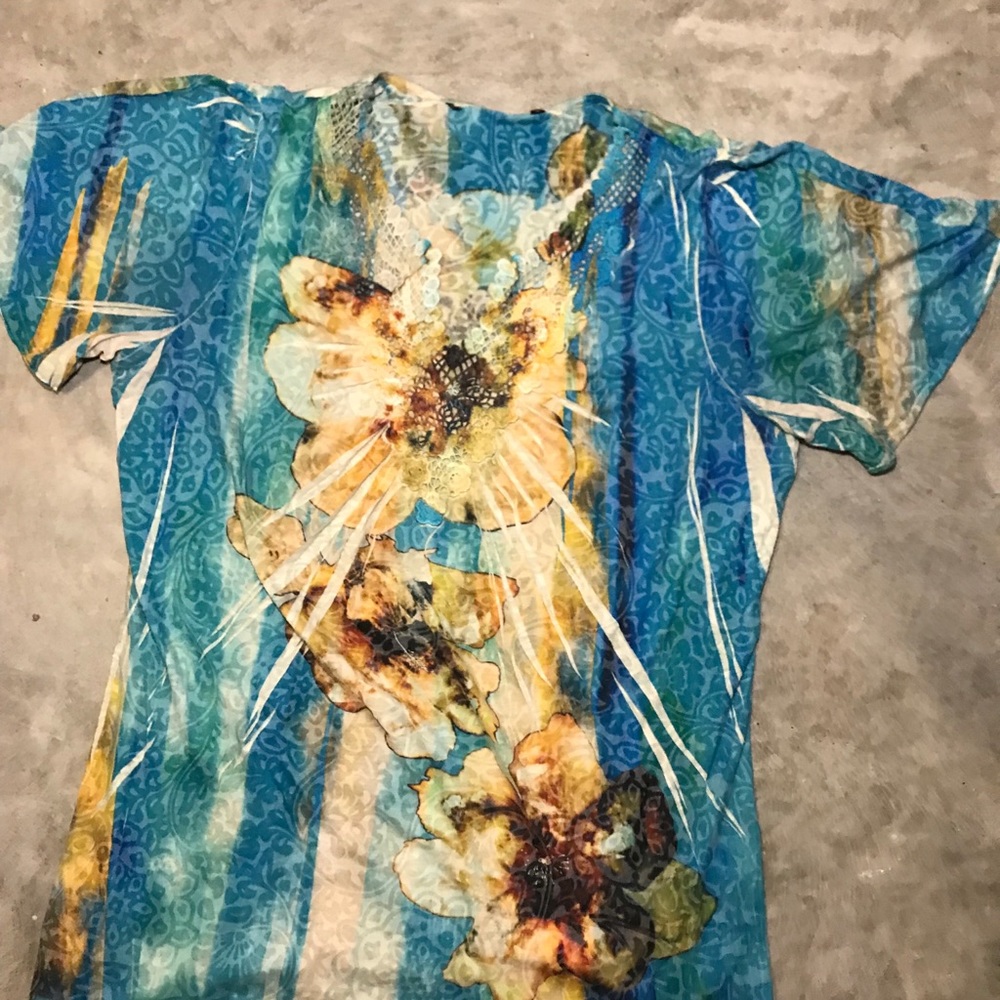 b.L.U.E top